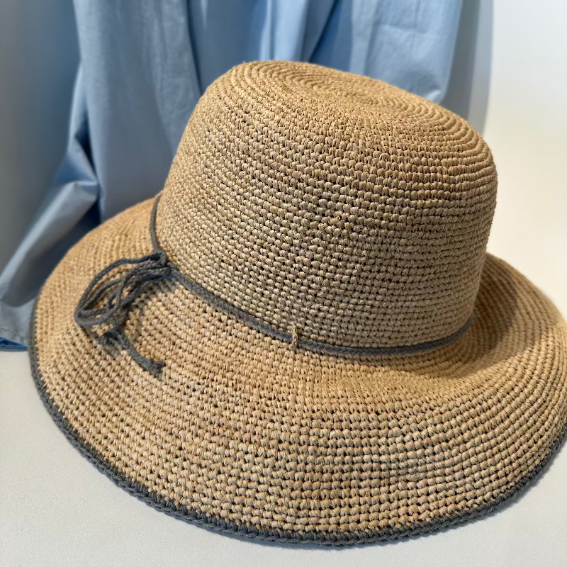 Sommerhat - Med grå/blå kant - Natur - 100% raffia