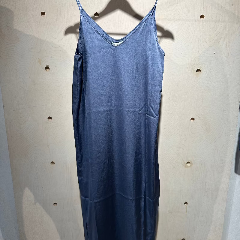 Silke kjole - med tynde stropper - blå/grå