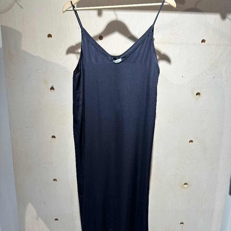 Silke kjole - med tynde stropper - midnatsblå