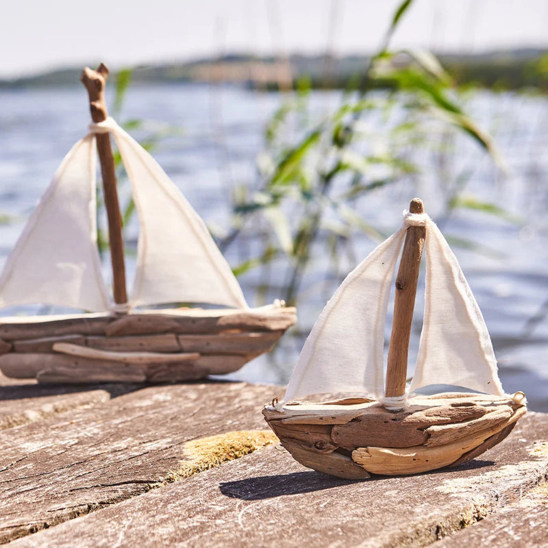 Båd med sejl - 27x5x26cm drivtømmer